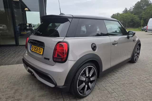 MINI Cooper S (2021) thumbnail 6