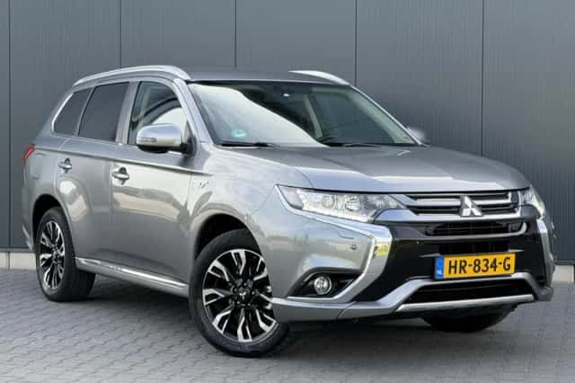 Mitsubishi Outlander (2015) thumbnail 2