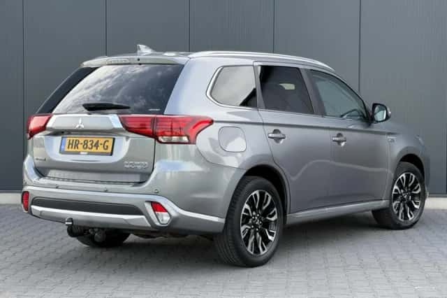Mitsubishi Outlander (2015) thumbnail 4