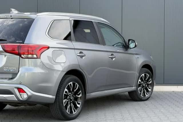 Mitsubishi Outlander (2015) thumbnail 5