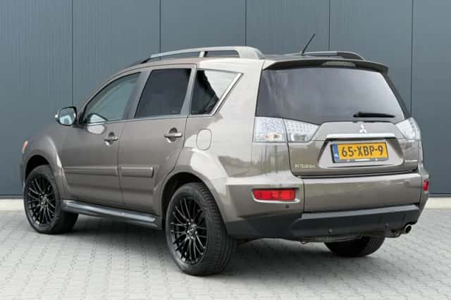 Mitsubishi Outlander (2012) thumbnail 3
