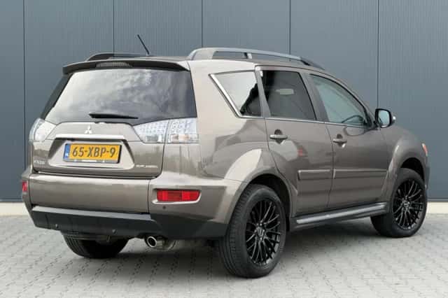 Mitsubishi Outlander (2012) thumbnail 4