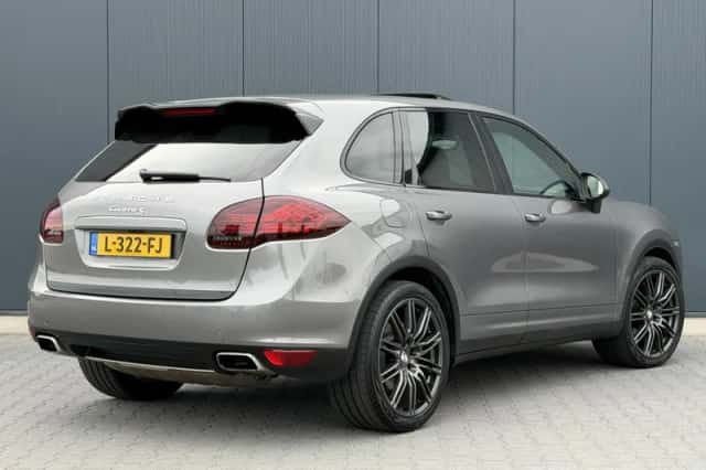 Porsche Cayenne (2010) thumbnail 4