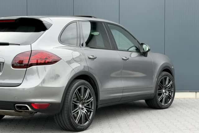 Porsche Cayenne (2010) thumbnail 5