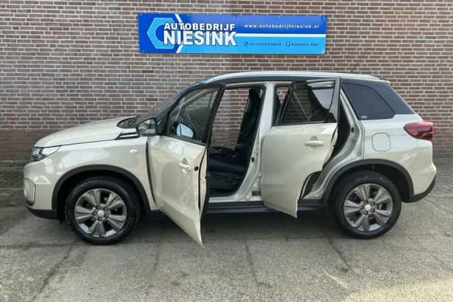 Suzuki Vitara (2020) thumbnail 3