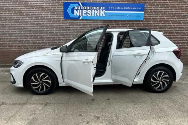Volkswagen Polo (2023) thumbnail 4