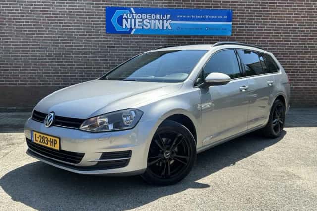 Volkswagen Golf (2015) thumbnail 2