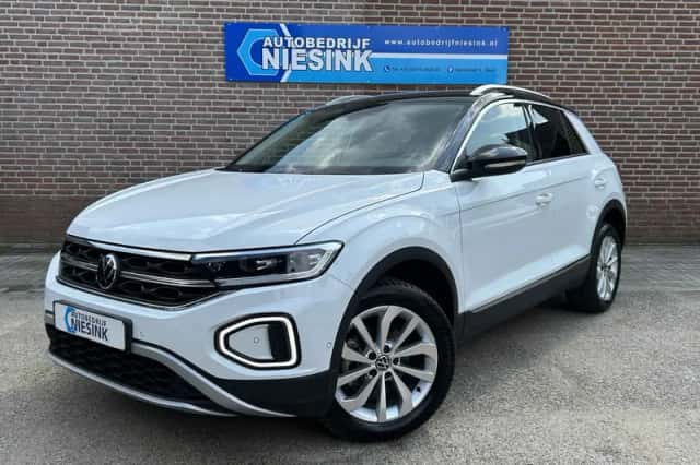 Volkswagen T-Roc (2023) thumbnail 2