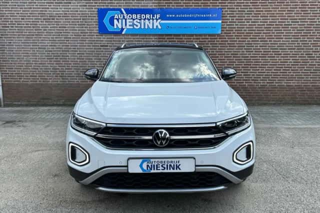 Volkswagen T-Roc (2023) thumbnail 3