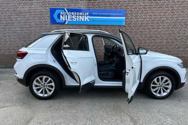 Volkswagen T-Roc (2023) thumbnail 6
