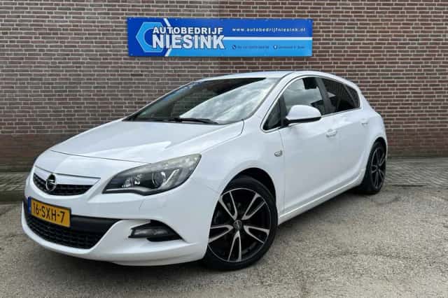 Opel Astra (2011) thumbnail 2