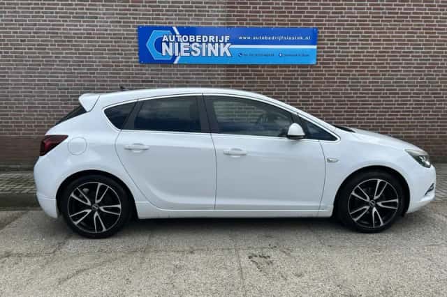 Opel Astra (2011) thumbnail 6