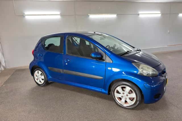 Toyota Aygo (2012) thumbnail 2