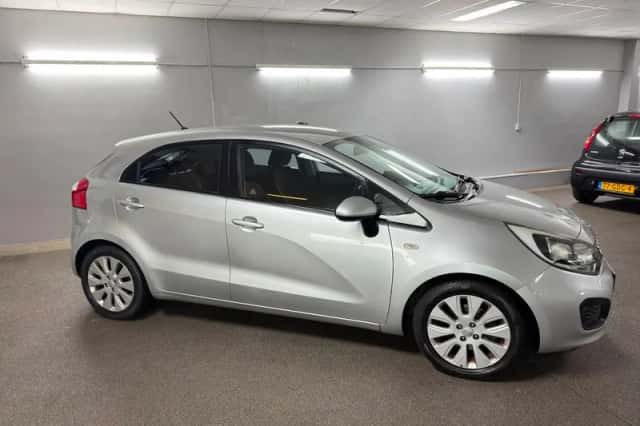 Kia Rio (2012) thumbnail 2