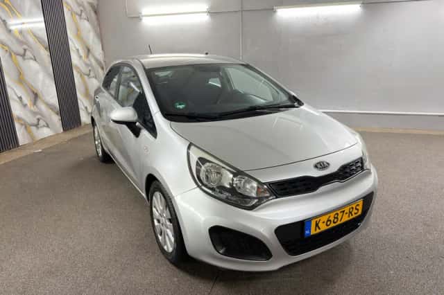 Kia Rio (2012) thumbnail 3