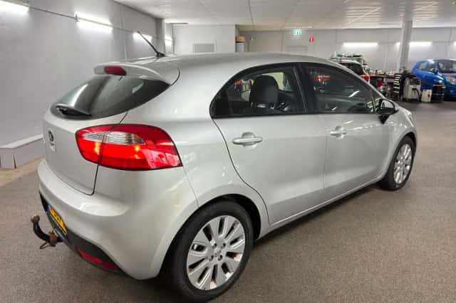 Kia Rio (2012) thumbnail 4