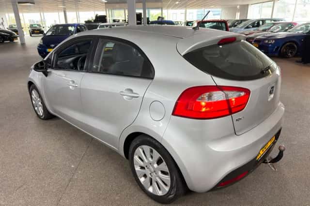 Kia Rio (2012) thumbnail 6