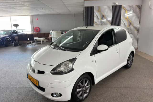 Toyota Aygo (2011) thumbnail 1