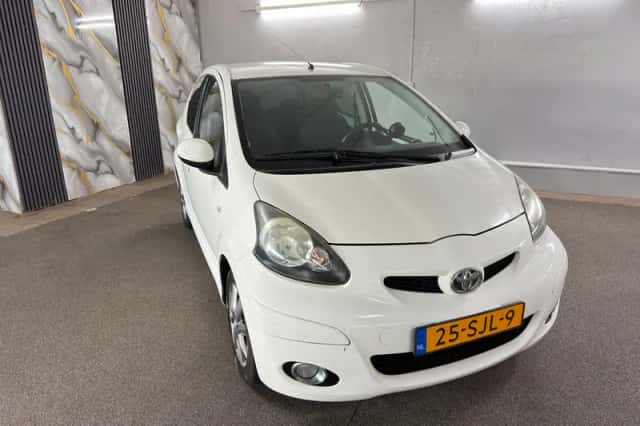 Toyota Aygo (2011) thumbnail 2