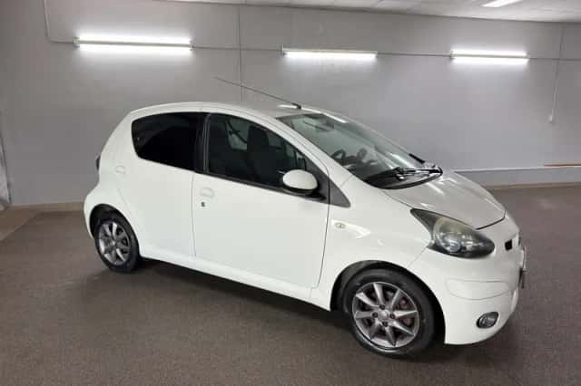 Toyota Aygo (2011) thumbnail 3