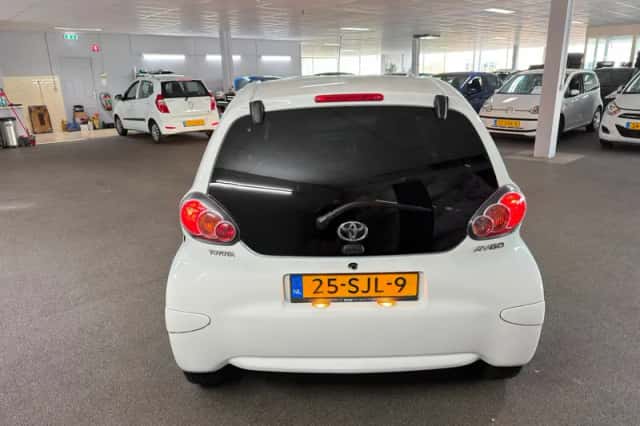 Toyota Aygo (2011) thumbnail 4