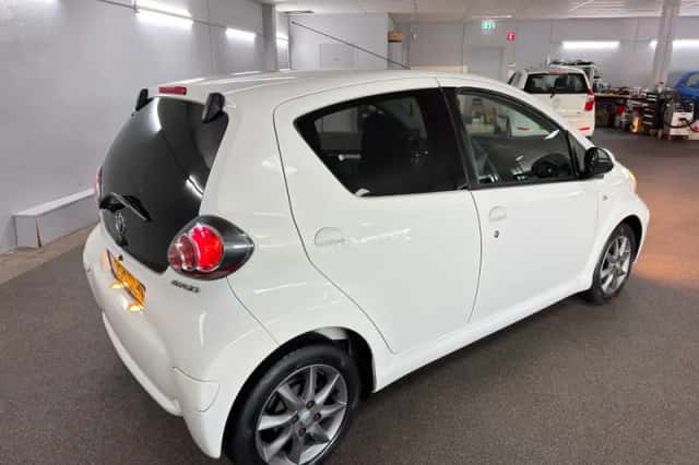 Toyota Aygo (2011) thumbnail 5