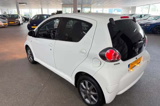 Toyota Aygo (2011) thumbnail 6