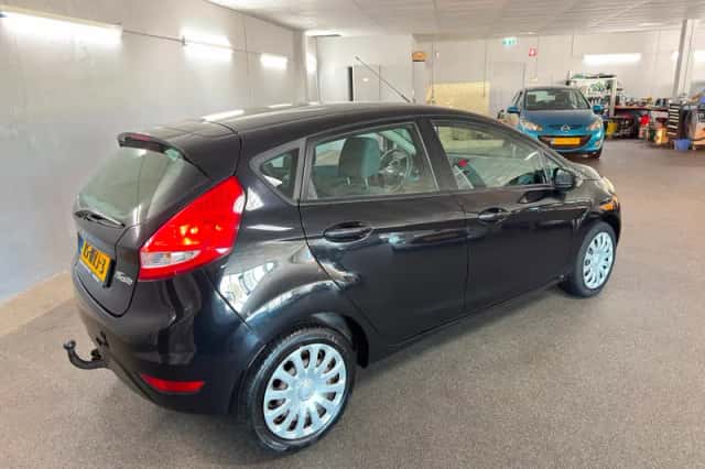 Ford Fiesta (2010) thumbnail 4