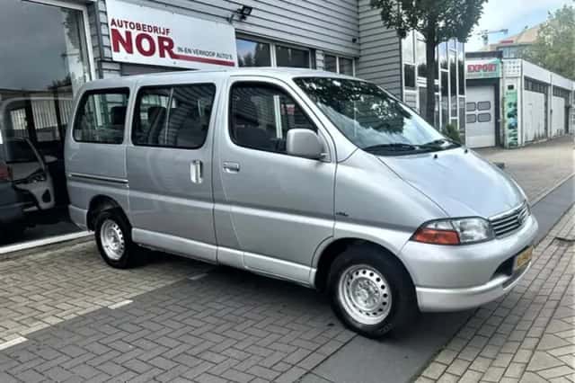 Toyota HiAce (2005) thumbnail 3