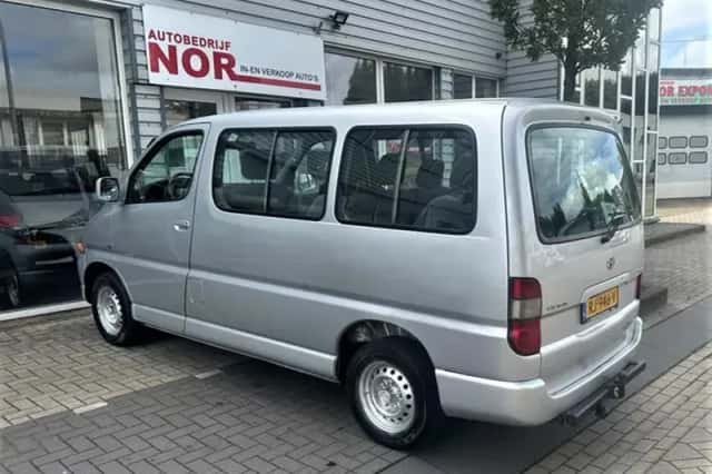 Toyota HiAce (2005) thumbnail 4