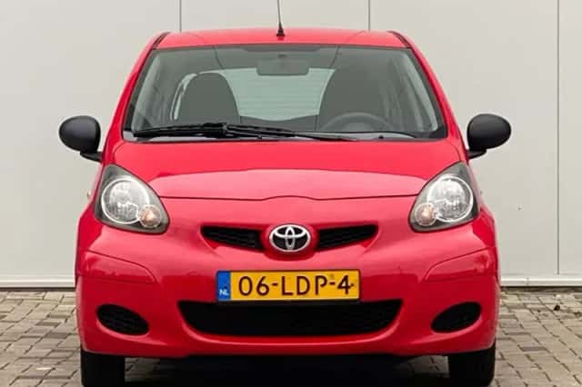 Toyota Aygo (2010) thumbnail 2