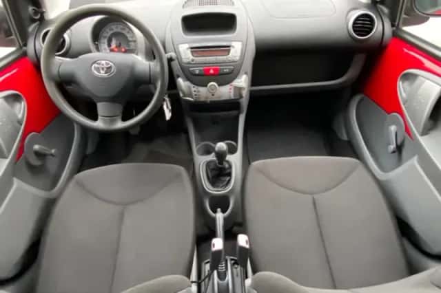 Toyota Aygo (2010) thumbnail 4