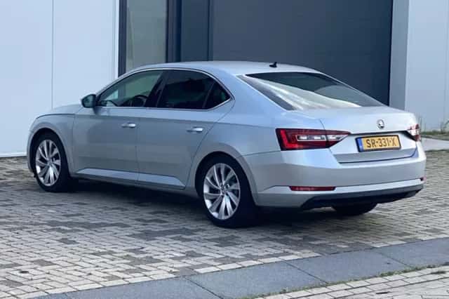 Škoda Superb (2018) thumbnail 4