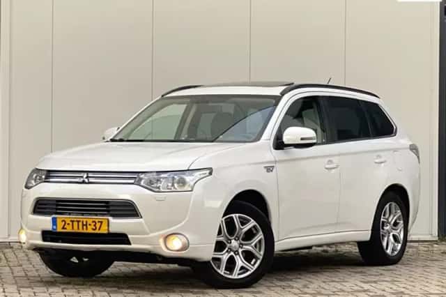 Mitsubishi Outlander (2014) thumbnail 1