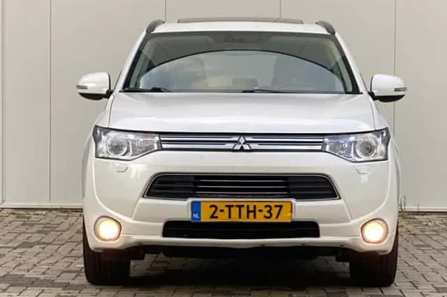 Mitsubishi Outlander (2014) thumbnail 2
