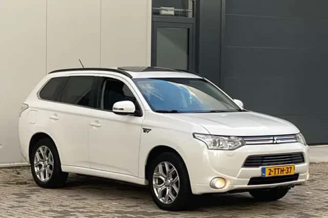 Mitsubishi Outlander (2014) thumbnail 3