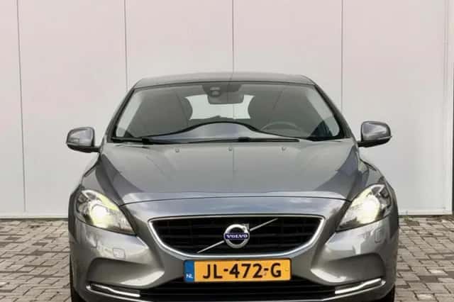 Volvo V40 (2016) thumbnail 2
