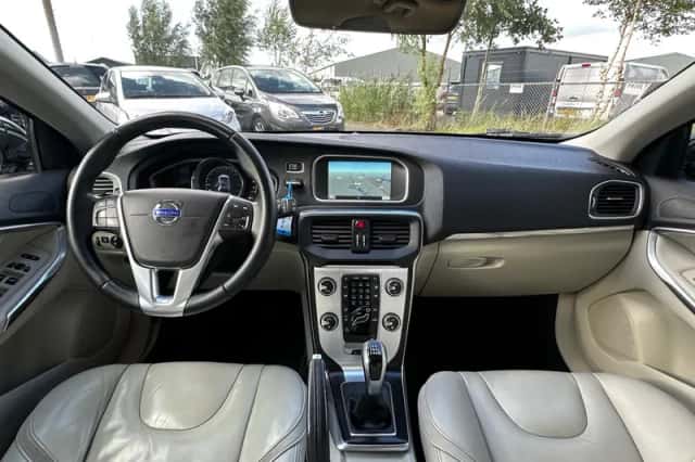 Volvo V40 (2016) thumbnail 6