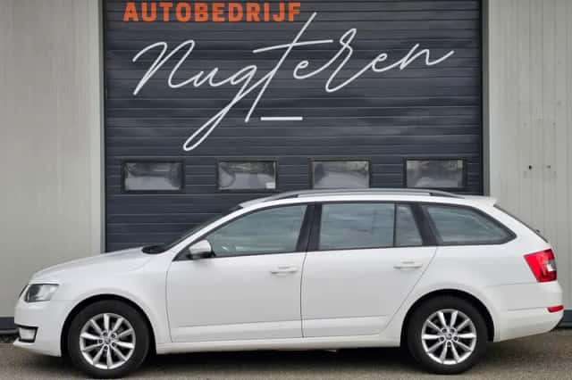Škoda Octavia (2015) thumbnail 2