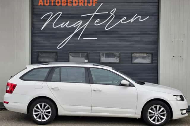 Škoda Octavia (2015) thumbnail 3
