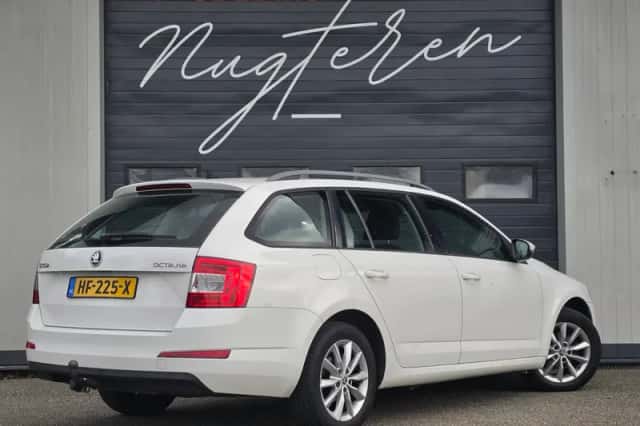 Škoda Octavia (2015) thumbnail 4