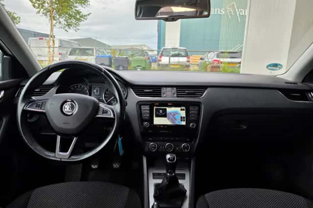 Škoda Octavia (2015) thumbnail 5