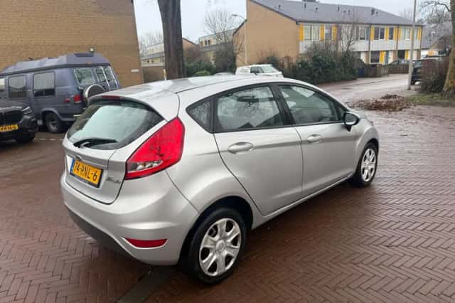 Ford Fiesta (2011) thumbnail 3
