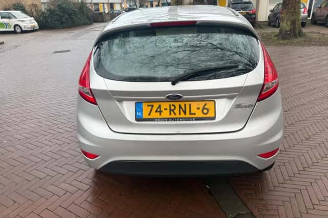 Ford Fiesta (2011) thumbnail 4