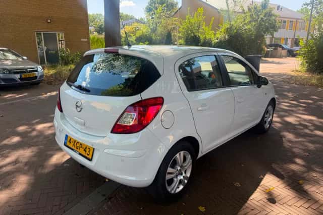 Opel Corsa (2013) thumbnail 3