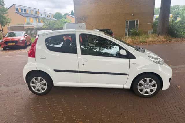 Peugeot 107 (2012) thumbnail 2