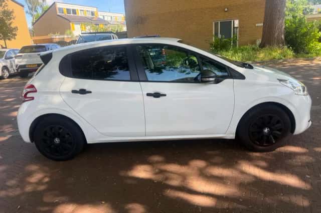 Peugeot 208 (2014) thumbnail 2