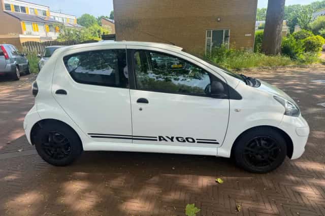 Toyota Aygo (2013) thumbnail 2