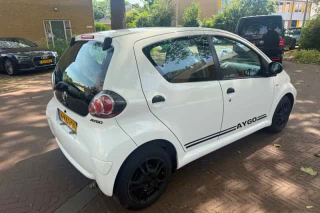 Toyota Aygo (2013) thumbnail 3