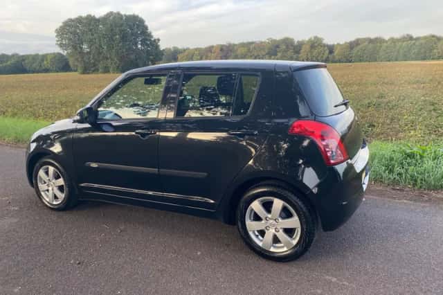 Suzuki Swift (2009) thumbnail 6